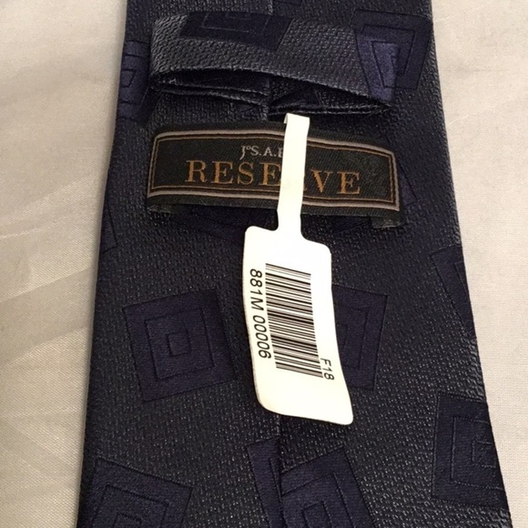 Jos A BANK RESERVE NWT NAVY GEOMETRIC REGULAR NECK WEAR - Picture 3 of 4
